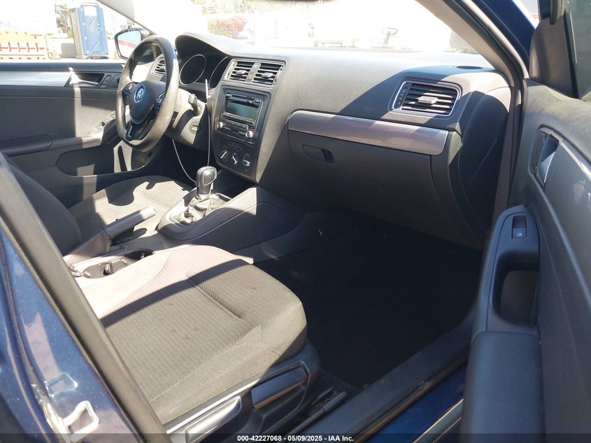 2015 VOLKSWAGEN JETTA 1.8T SE - 3VWD17AJXFM261556