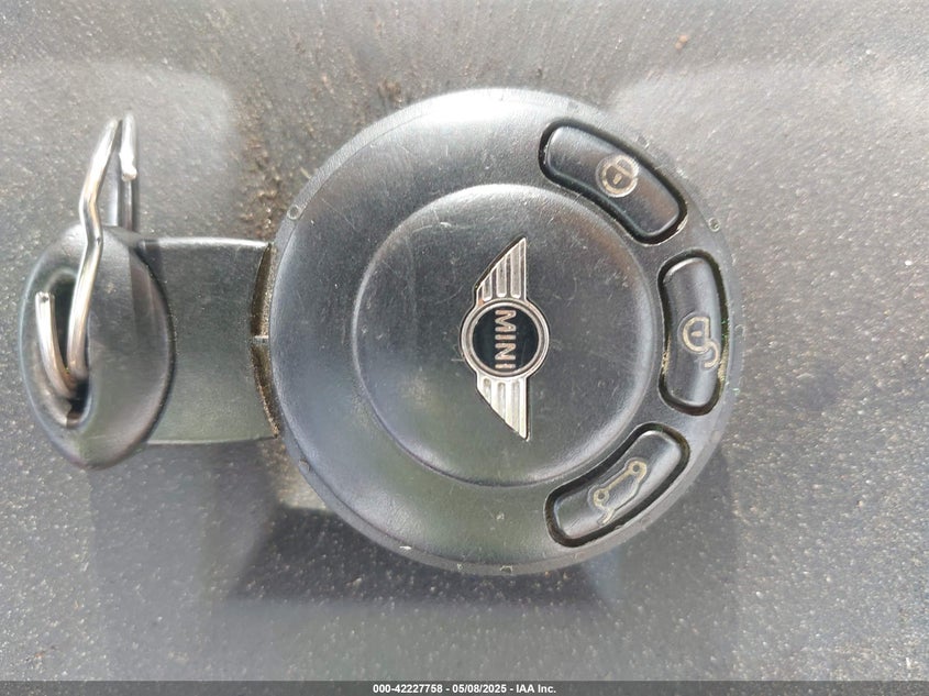 2007 MINI COOPER VIN: WMWMF33557TT56622