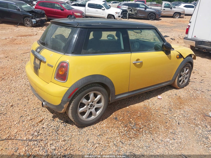 2007 MINI COOPER VIN: WMWMF33557TT56622