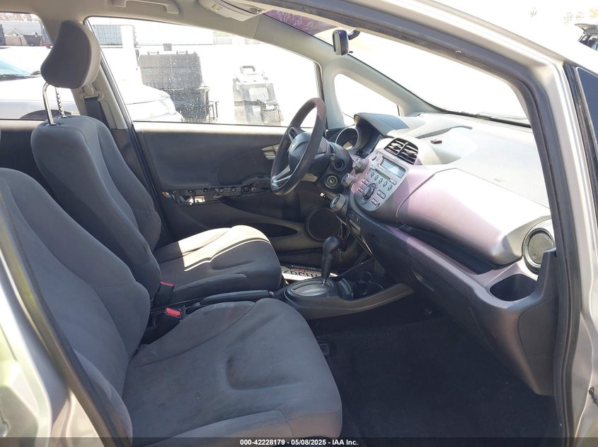 2011 HONDA FIT VIN: JHMGE8H31BC010288