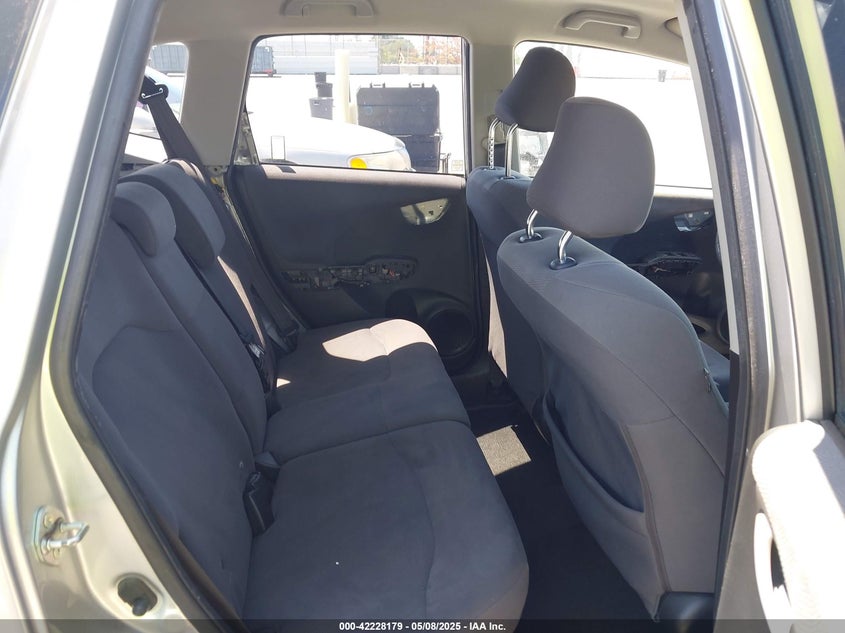 2011 HONDA FIT VIN: JHMGE8H31BC010288