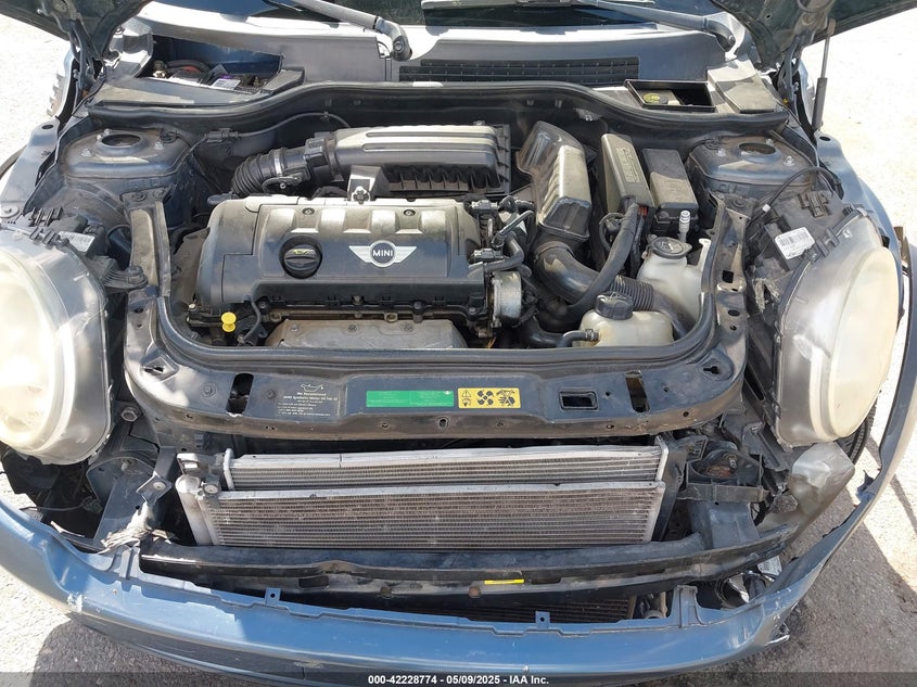 2010 MINI COOPER VIN: WMWMF3C52ATZ25692