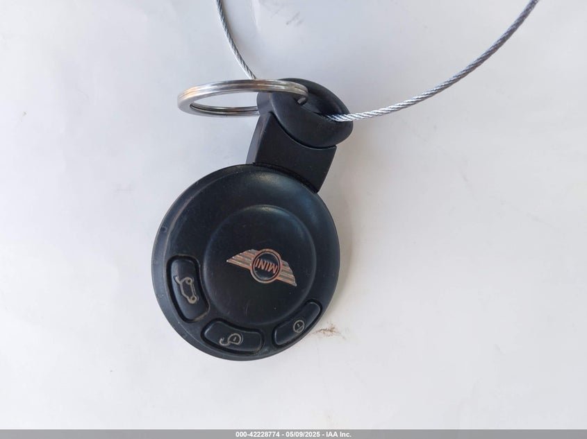 2010 MINI COOPER VIN: WMWMF3C52ATZ25692