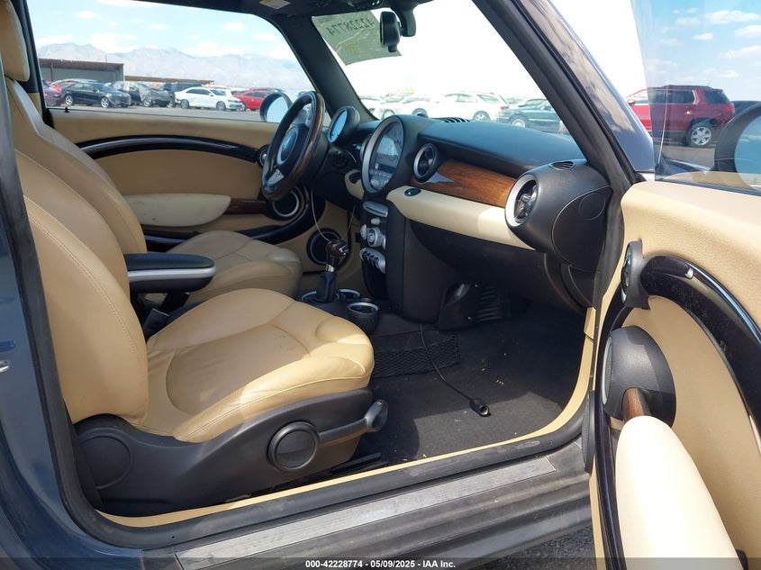2010 MINI COOPER VIN: WMWMF3C52ATZ25692