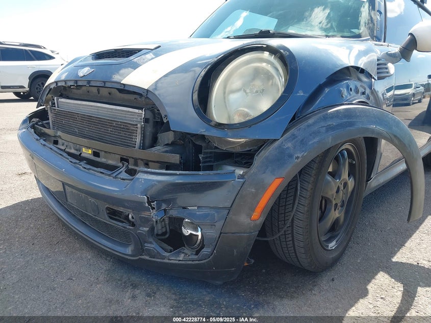 2010 MINI COOPER VIN: WMWMF3C52ATZ25692