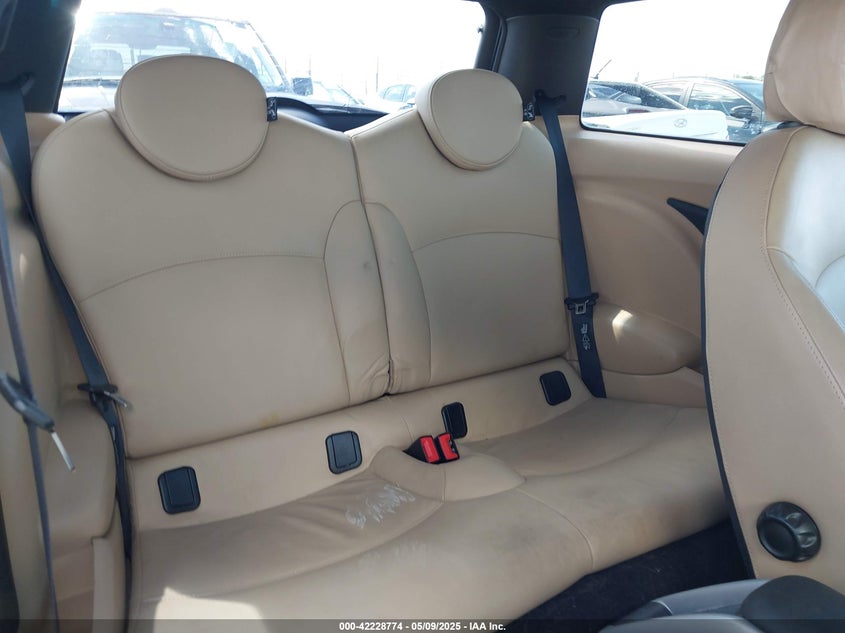 2010 MINI COOPER VIN: WMWMF3C52ATZ25692