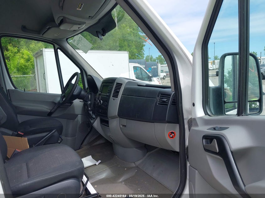 2014 MERC VAN VIN: WD3PF4CC1E5858737