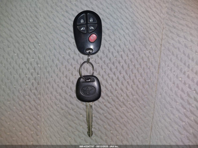 2011 TOYOTA SIENNA VIN: 5TDKK3DCXBS106254