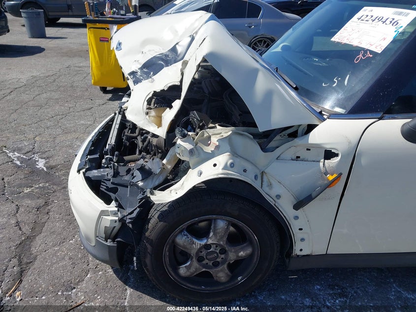 2011 MINI COOPER VIN: WMWSU3C52BT095133