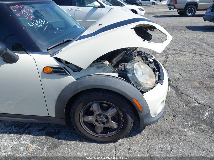2011 MINI COOPER VIN: WMWSU3C52BT095133