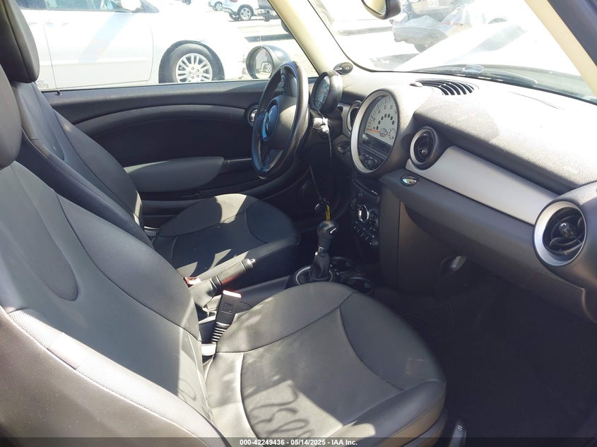 2011 MINI COOPER VIN: WMWSU3C52BT095133