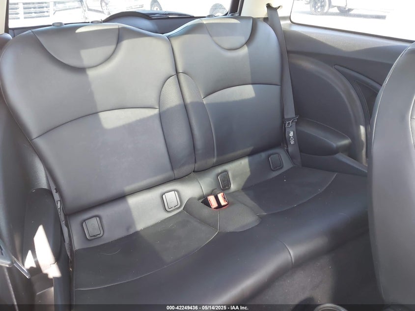 2011 MINI COOPER VIN: WMWSU3C52BT095133