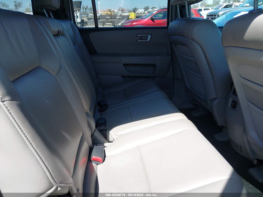 2011 HONDA PILOT VIN: 5FNYF3H57BB033570