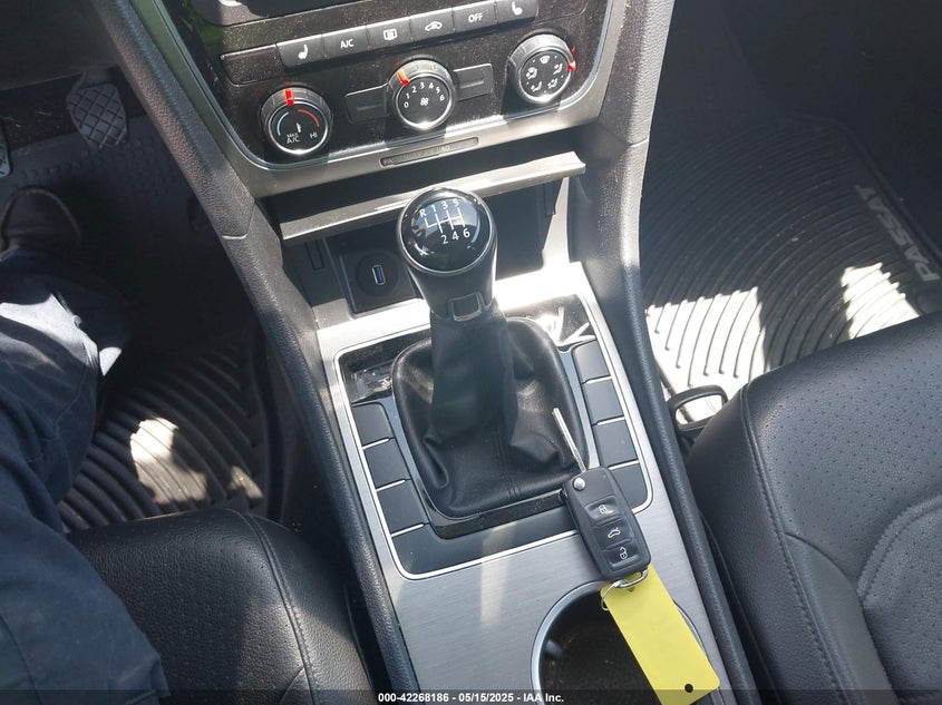 2015 VOLKSWAGEN PASSAT VIN: 1VWBV7A38FC044618