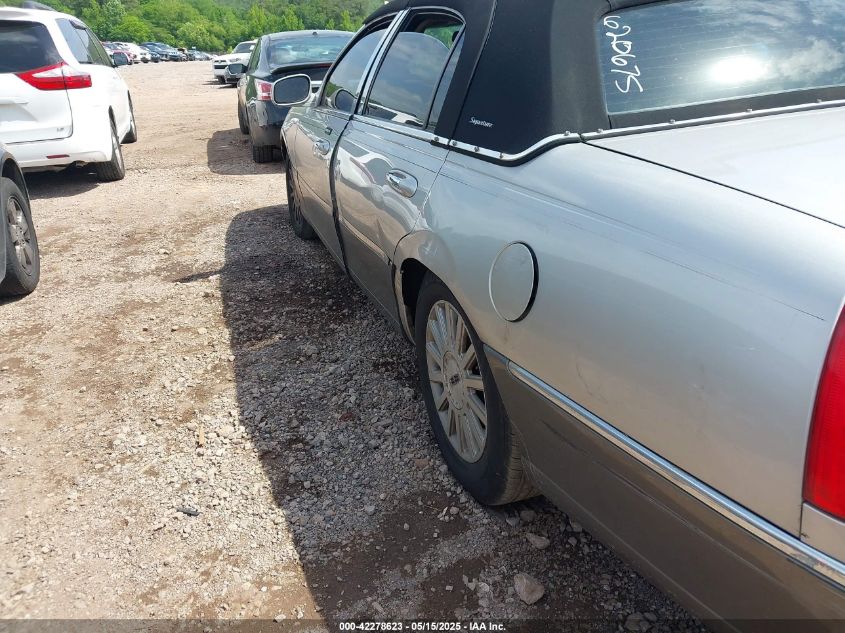 2003 Lincoln Town Car Signature VIN: 1LNHM82W73Y620675 Lot: 42278623