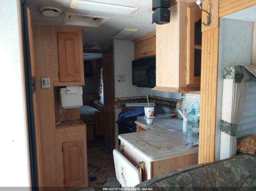 1999 Ford F550 Super Duty Stripped Chass VIN: 3FCNF53SXXJA02507 Lot: 42278714