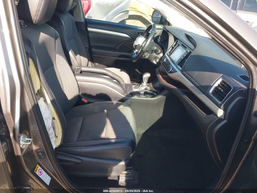 2019 TOYOTA HIGHLANDER LE PLUS - 5TDZZRFH3KS296579