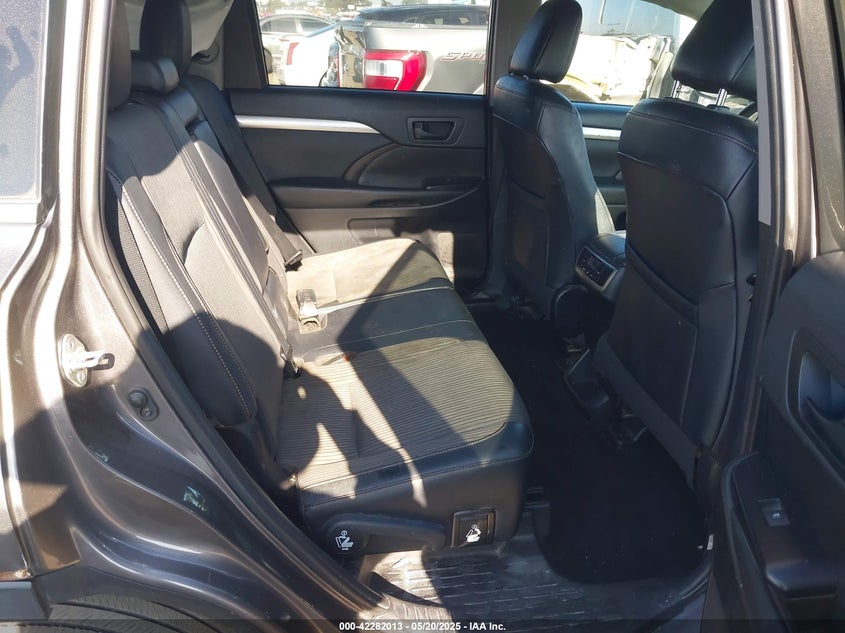 2019 TOYOTA HIGHLANDER LE PLUS - 5TDZZRFH3KS296579