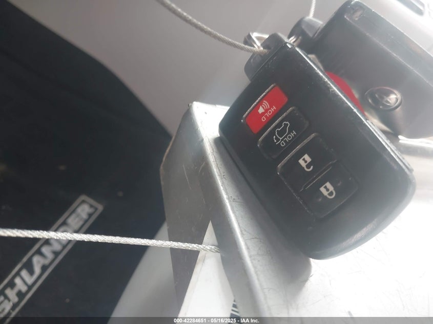 2019 TOYOTA HIGHLANDER XLE - 5TDKZRFH5KS563030