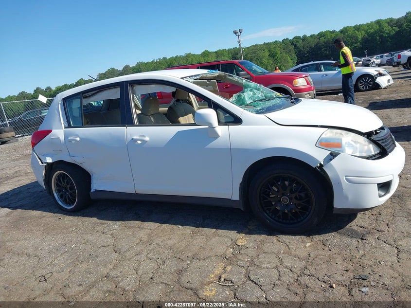 2009 Nissan Versa 1.8S VIN: 3N1BC13E99L496299 Lot: 42287097