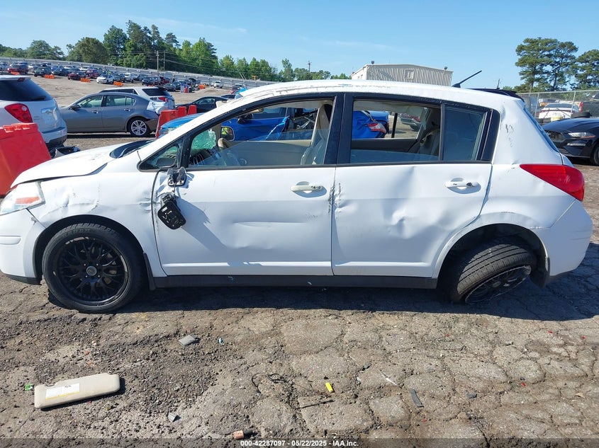 2009 Nissan Versa 1.8S VIN: 3N1BC13E99L496299 Lot: 42287097