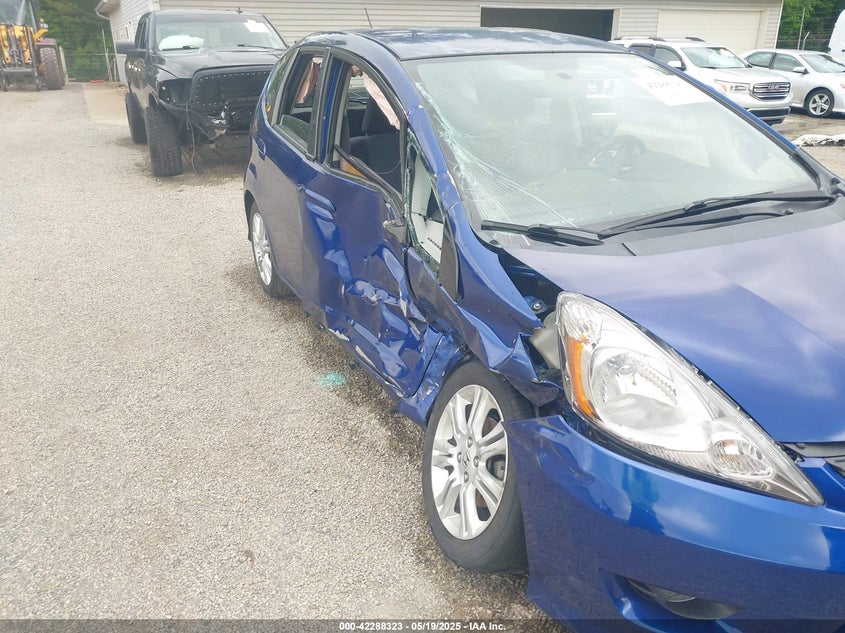 2010 HONDA FIT VIN: JHMGE8H42AC025390