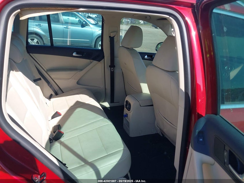 2010 VOLKSWAGEN TIGUAN VIN: WVGAV7AX5AW003836
