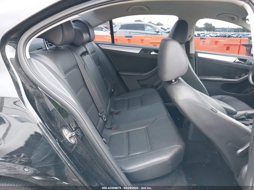 2013 VOLKSWAGEN JETTA 2.5L SE - 3VWDP7AJ1DM250490