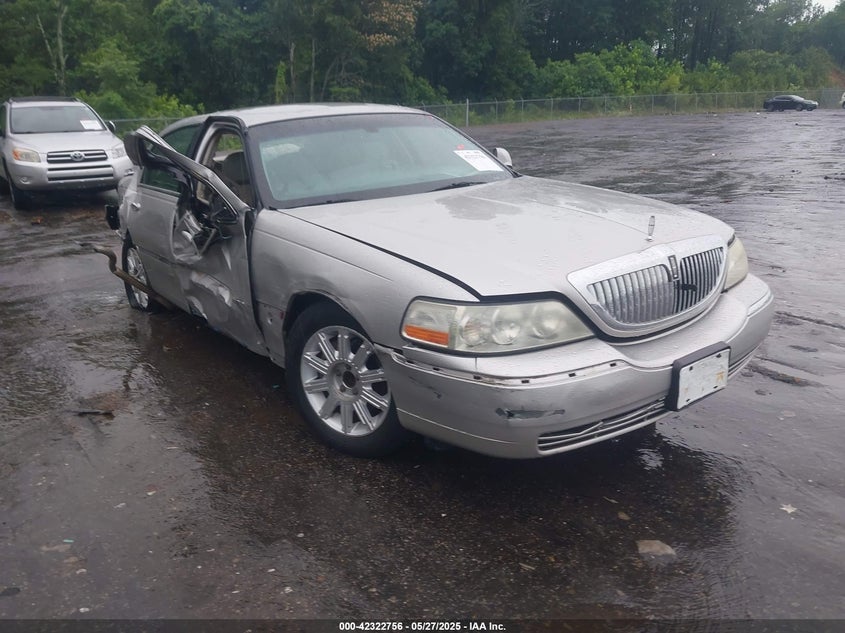 2008 Lincoln Town Car Signature Limited silver sedan flexible 2LNHM82V08X640992 photo #1
