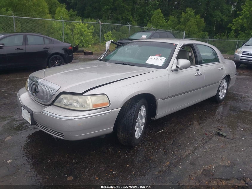 2008 Lincoln Town Car Signature Limited silver sedan flexible 2LNHM82V08X640992 photo #3
