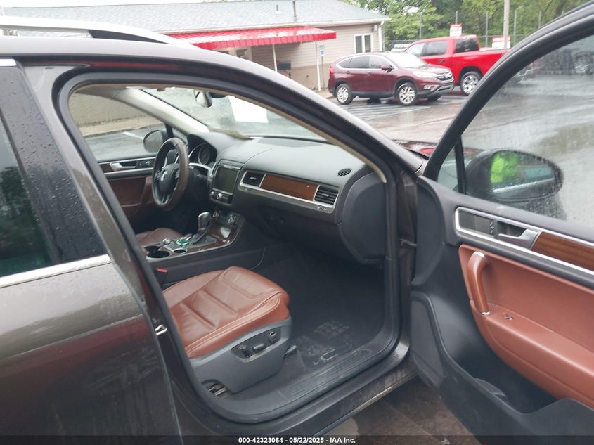 2015 VOLKSWAGEN TOUAREG V6 LUX - WVGEF9BP0FD002928
