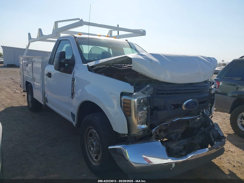 2018 Ford F-350 Chassis Xl null truck gasoline 1FDRF3E65JEC27849 photo #1