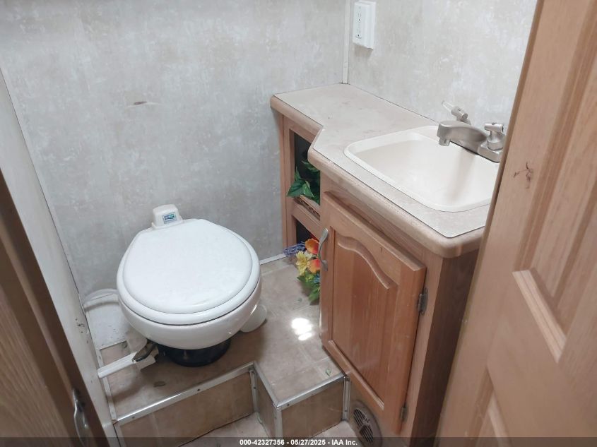 2004 Ford E-450 Cutaway Standard VIN: 1FDXE45S64HB44074 Lot: 42327356