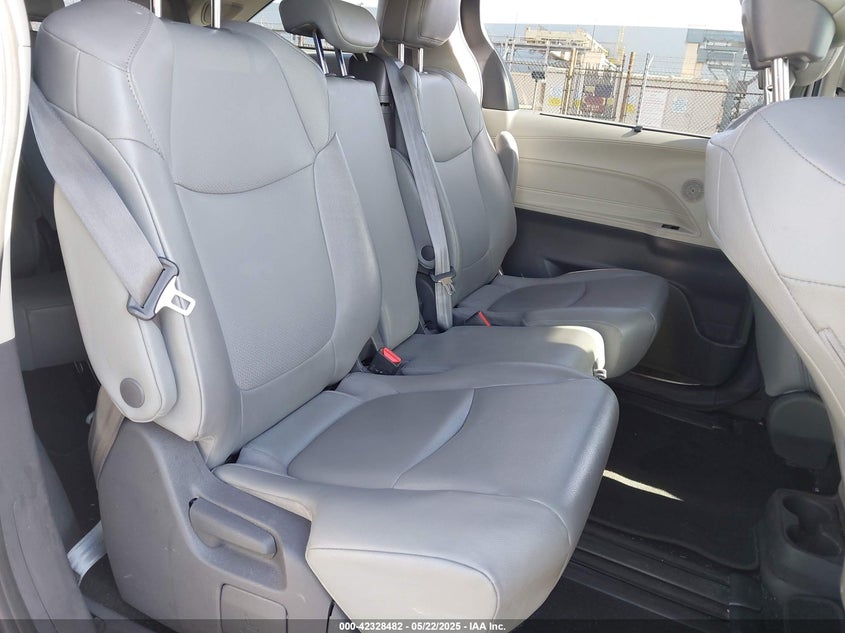 VIN 5TDJRKEC7MS009306 2021 TOYOTA SIENNA XLE