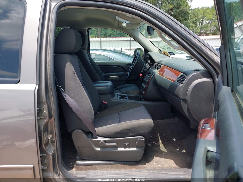 2011 CHEVROLET TAHOE VIN: 1GNSCAE06BR274758