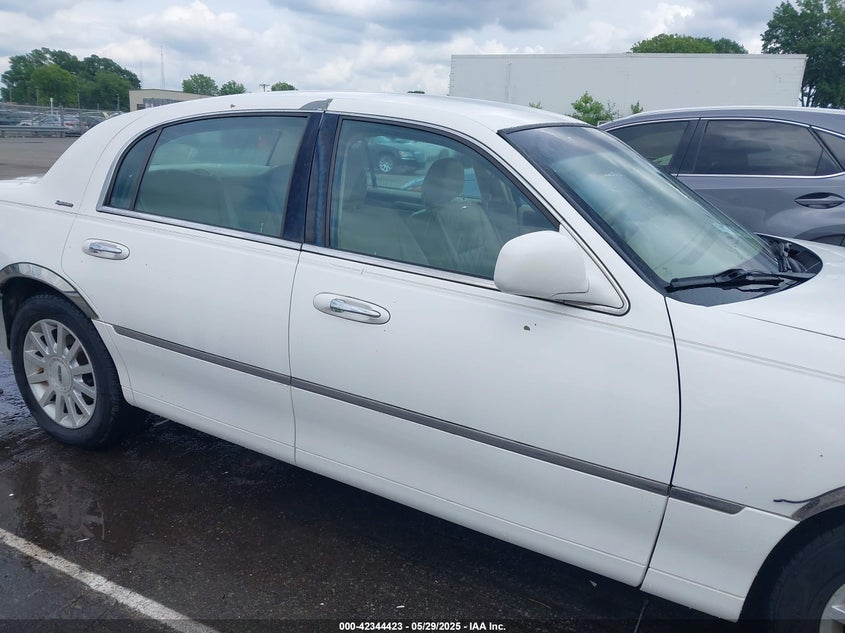 2007 LINCOLN TOWN CAR VIN: 1LNHM81W77Y607433