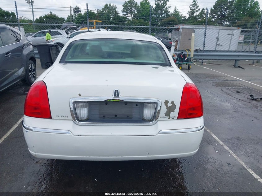 2007 LINCOLN TOWN CAR VIN: 1LNHM81W77Y607433