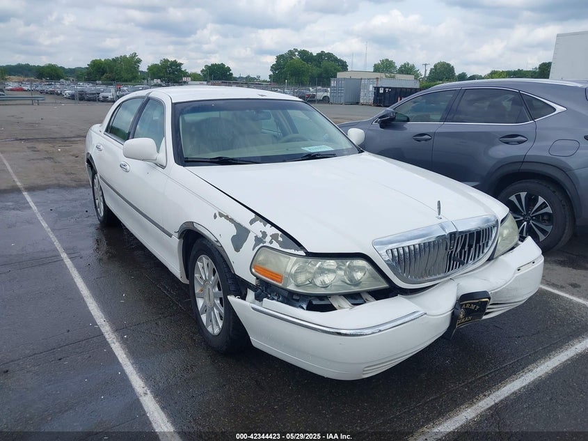 2007 LINCOLN TOWN CAR VIN: 1LNHM81W77Y607433