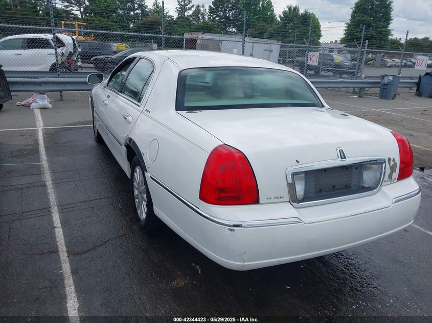 2007 LINCOLN TOWN CAR VIN: 1LNHM81W77Y607433