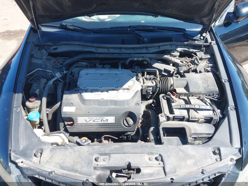 2011 HONDA ACCORD VIN: 1HGCS2B82BA005544