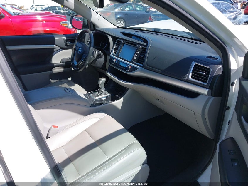 VIN 5TDJZRFH8HS427544 2017 TOYOTA HIGHLANDER XLE