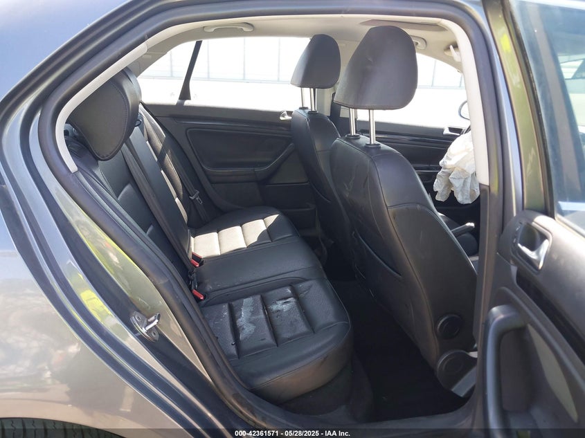 2010 VOLKSWAGEN JETTA VIN: 3VWRZ7AJ8AM107256