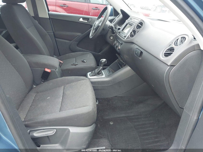 2017 VOLKSWAGEN TIGUAN VIN: WVGAV7AX7HK041957