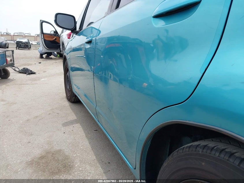 2013 HONDA FIT VIN: JHMGE8H3XDC027464
