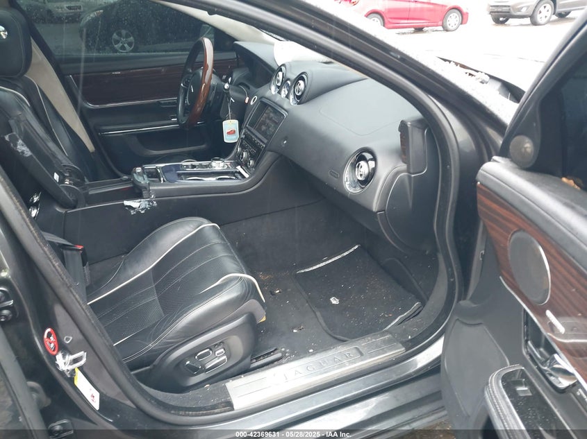 2012 JAGUAR XJ VIN: SAJWA2GB5CLV30883