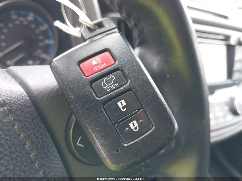 VIN 2T3RFREV2JW839921 2018 TOYOTA RAV4 XLE
