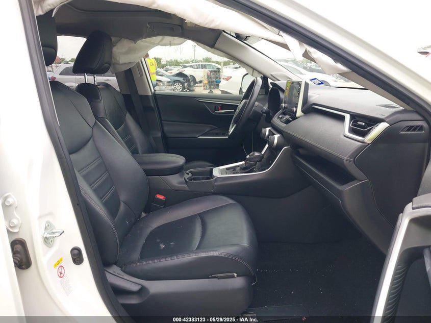 2019 TOYOTA RAV4 XLE PREMIUM - JTMC1RFV3KD003343