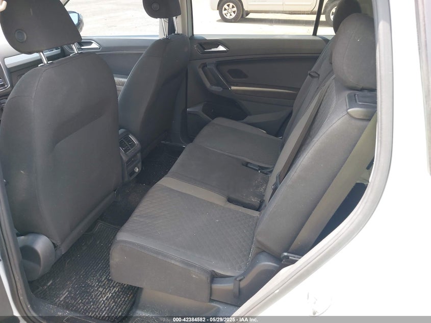 2018 VOLKSWAGEN TIGUAN VIN: 3VV1B7AX5JM097778