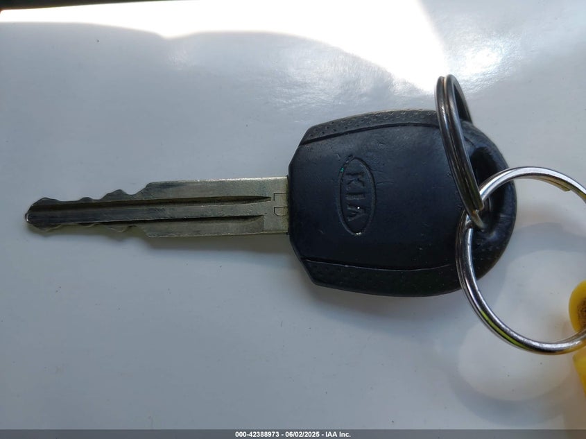 2007 KIA SPORTAGE VIN: KNDJF723277303270