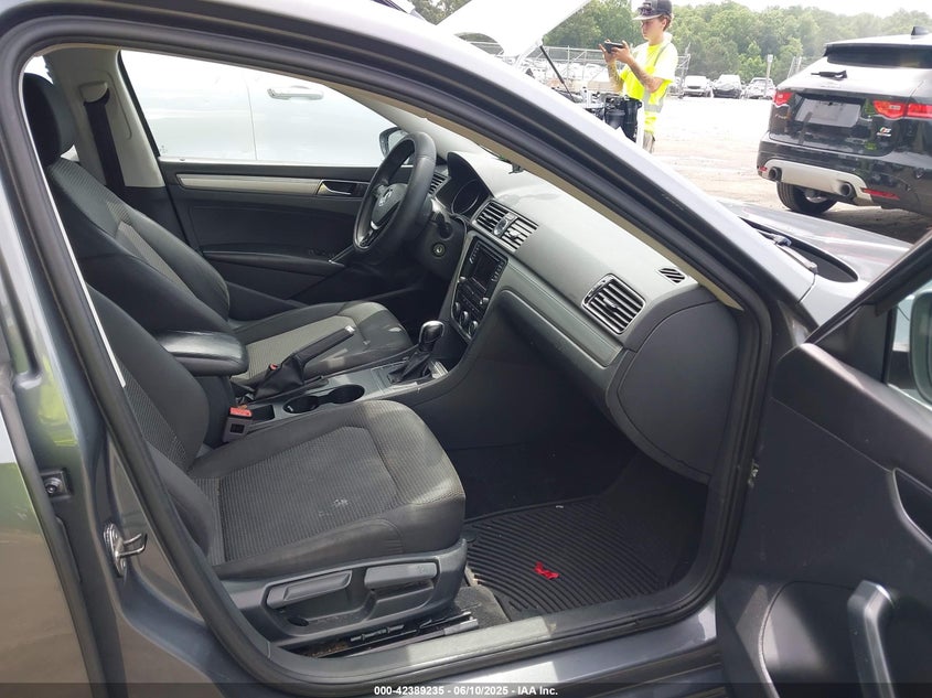 2017 VOLKSWAGEN PASSAT S - 1VWAT7A38HC077932